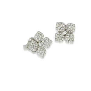 Brethtaking clover leaf Stud earings pave rond diamonds in 18K white gold. 1 bigeer diamonds on Center. Statement Jewlery.