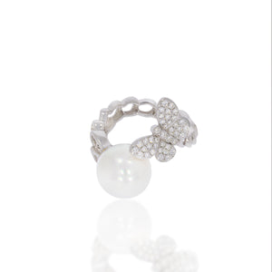 White gold thick chain pearl and diamond ring, beatiful pearl and diamonds pave butterfly. A unique fancy beautiful engagement ring.